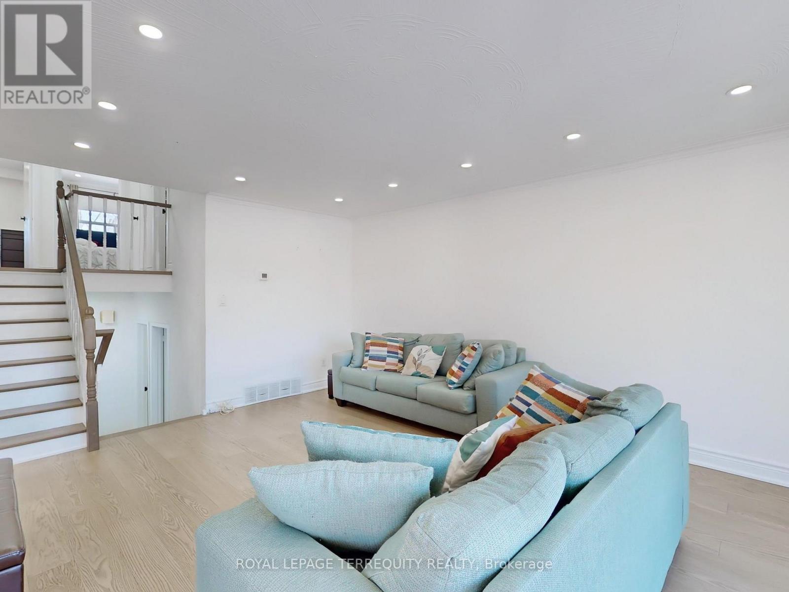 28 Peterson Drive, Toronto, Ontario  M9M 1X1 - Photo 9 - W12793168