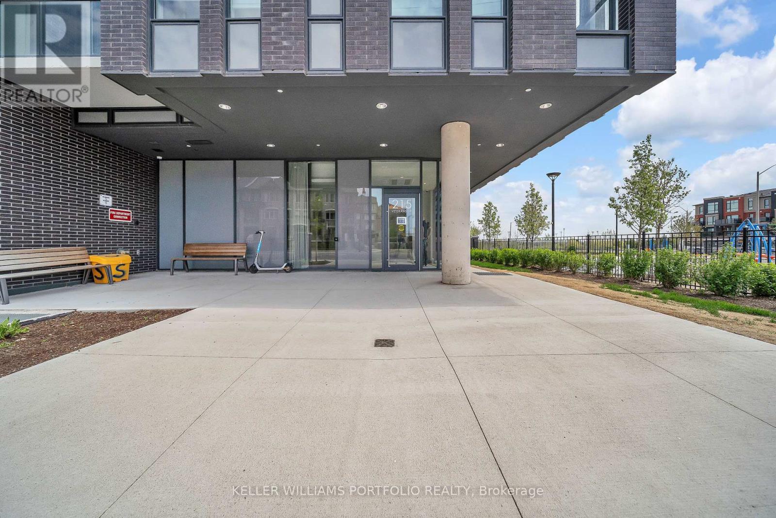 304 - 215 Veterans Drive, Brampton, Ontario  L7A 5L6 - Photo 2 - W12793172