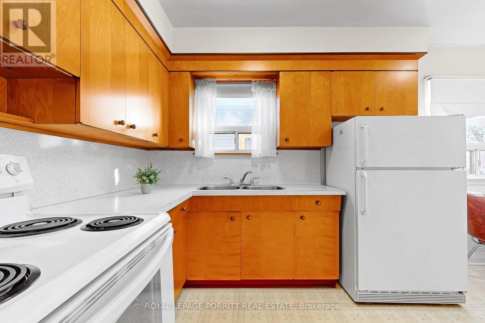 38 Eltham Drive, Toronto, Ontario  M8W 2J2 - Photo 10 - W12793230