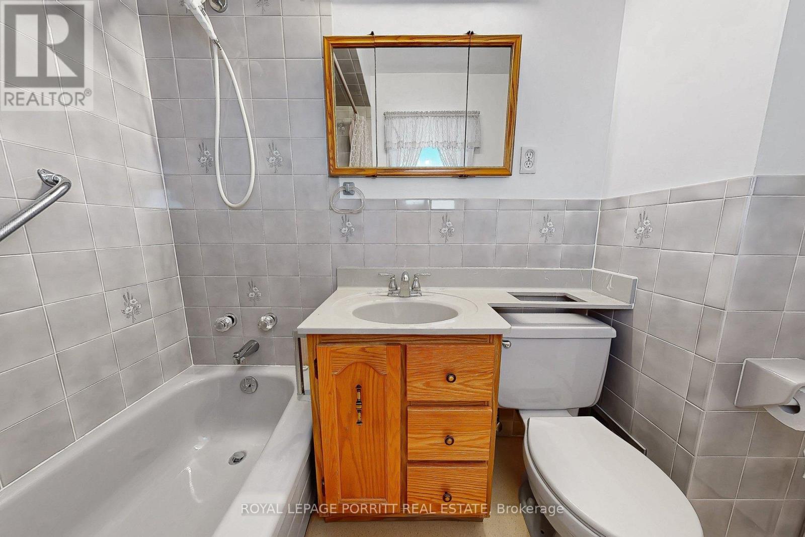 38 Eltham Drive, Toronto, Ontario  M8W 2J2 - Photo 14 - W12793230