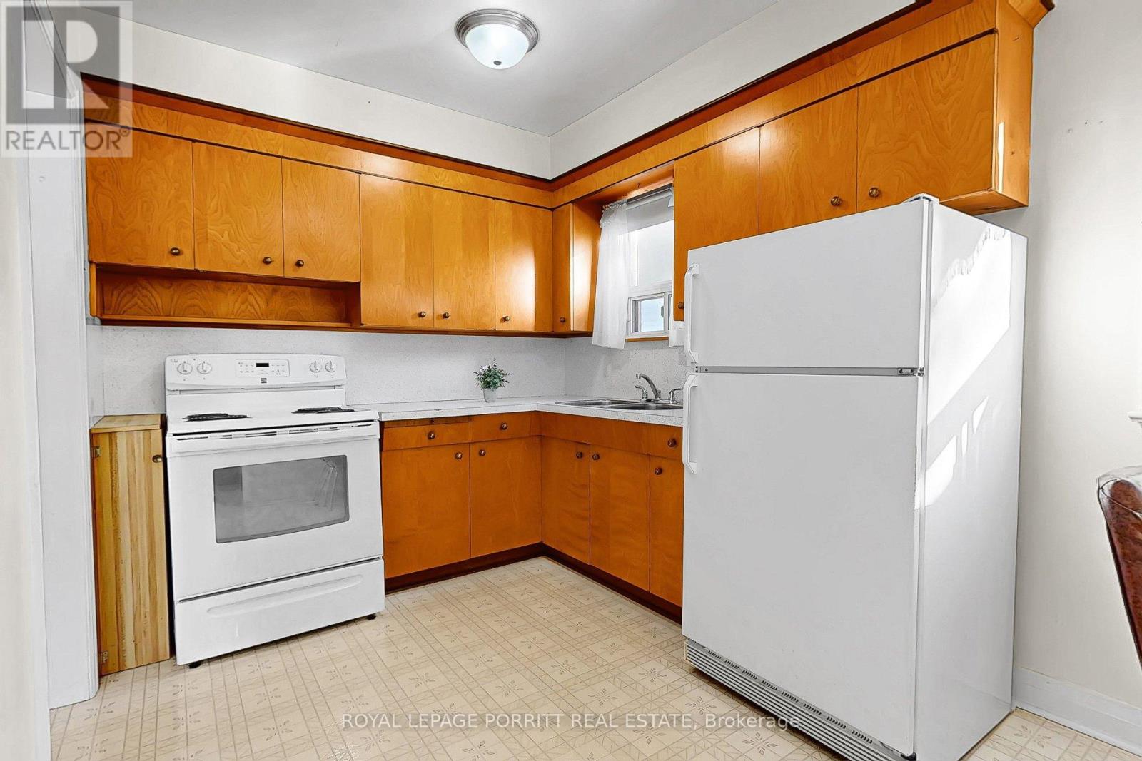 38 Eltham Drive, Toronto, Ontario  M8W 2J2 - Photo 9 - W12793230