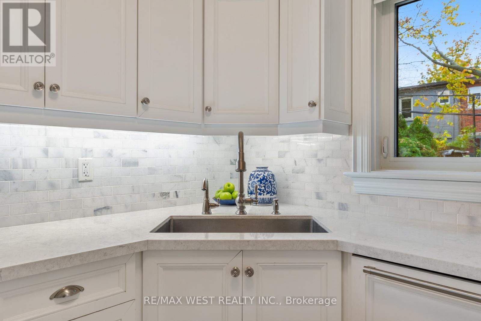 470 Runnymede Road, Toronto, Ontario  M6S 2Z2 - Photo 19 - W12793278