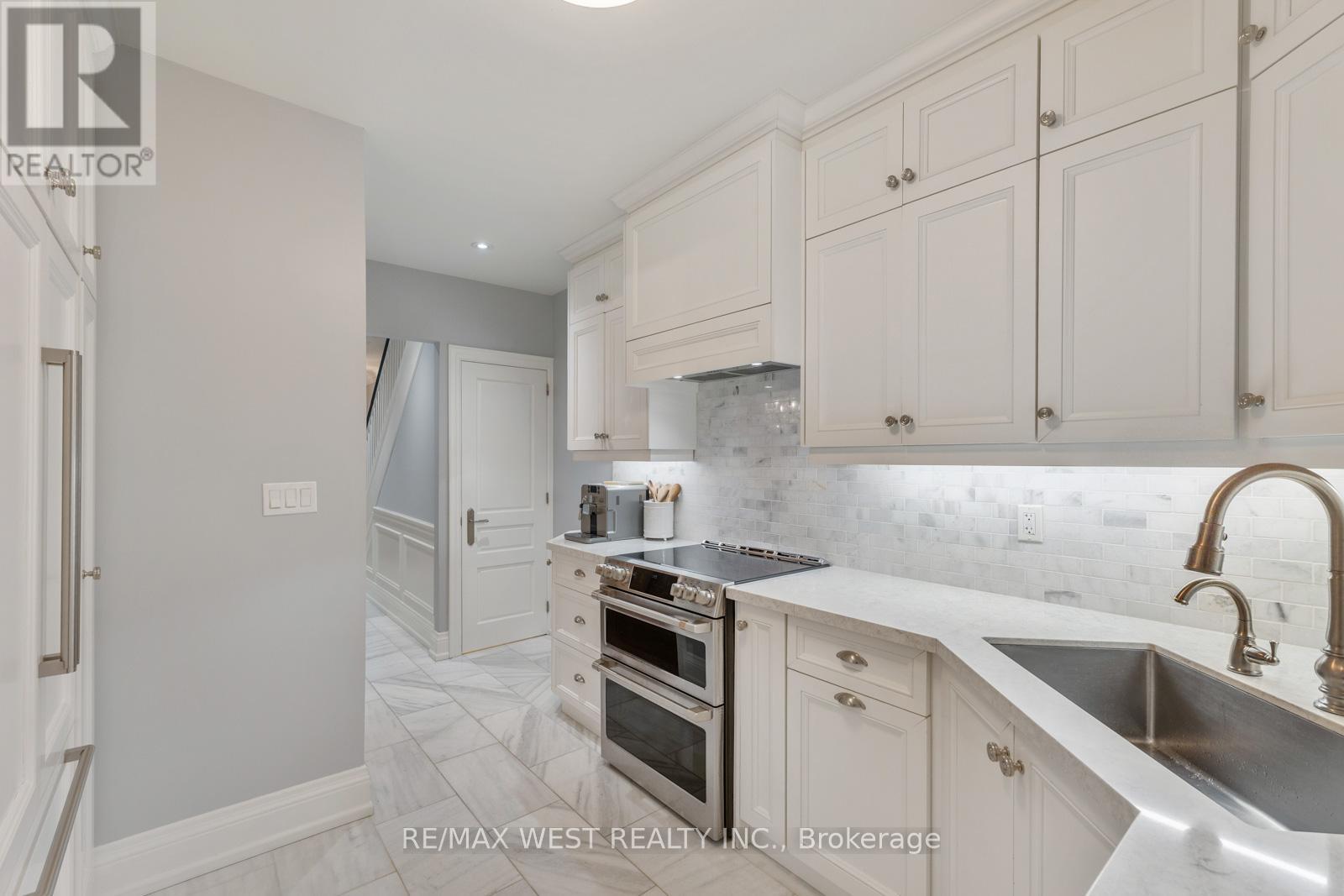 470 Runnymede Road, Toronto, Ontario  M6S 2Z2 - Photo 21 - W12793278