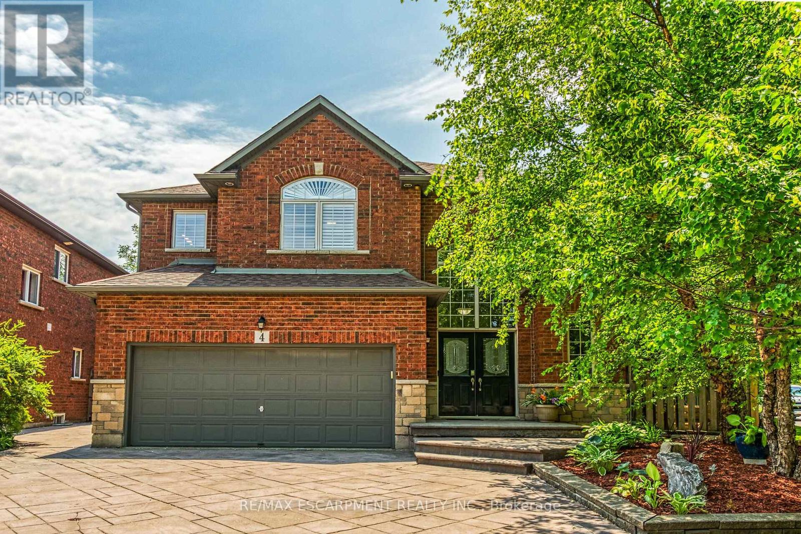 4 Moonstone Court, Hamilton, Ontario  L9B 2Y1 - Photo 2 - X12793286