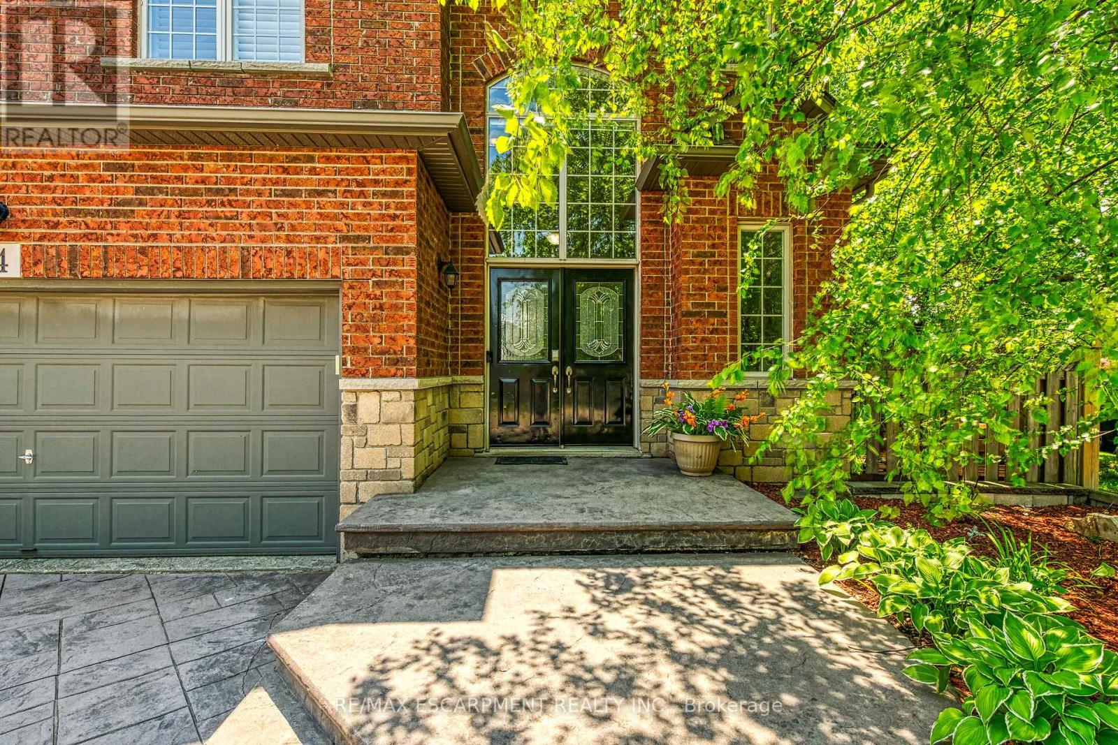 4 Moonstone Court, Hamilton, Ontario  L9B 2Y1 - Photo 3 - X12793286