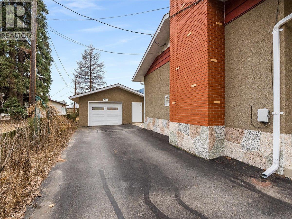 130 100th Street, Castlegar, British Columbia  V1N 3C5 - Photo 6 - 10375487