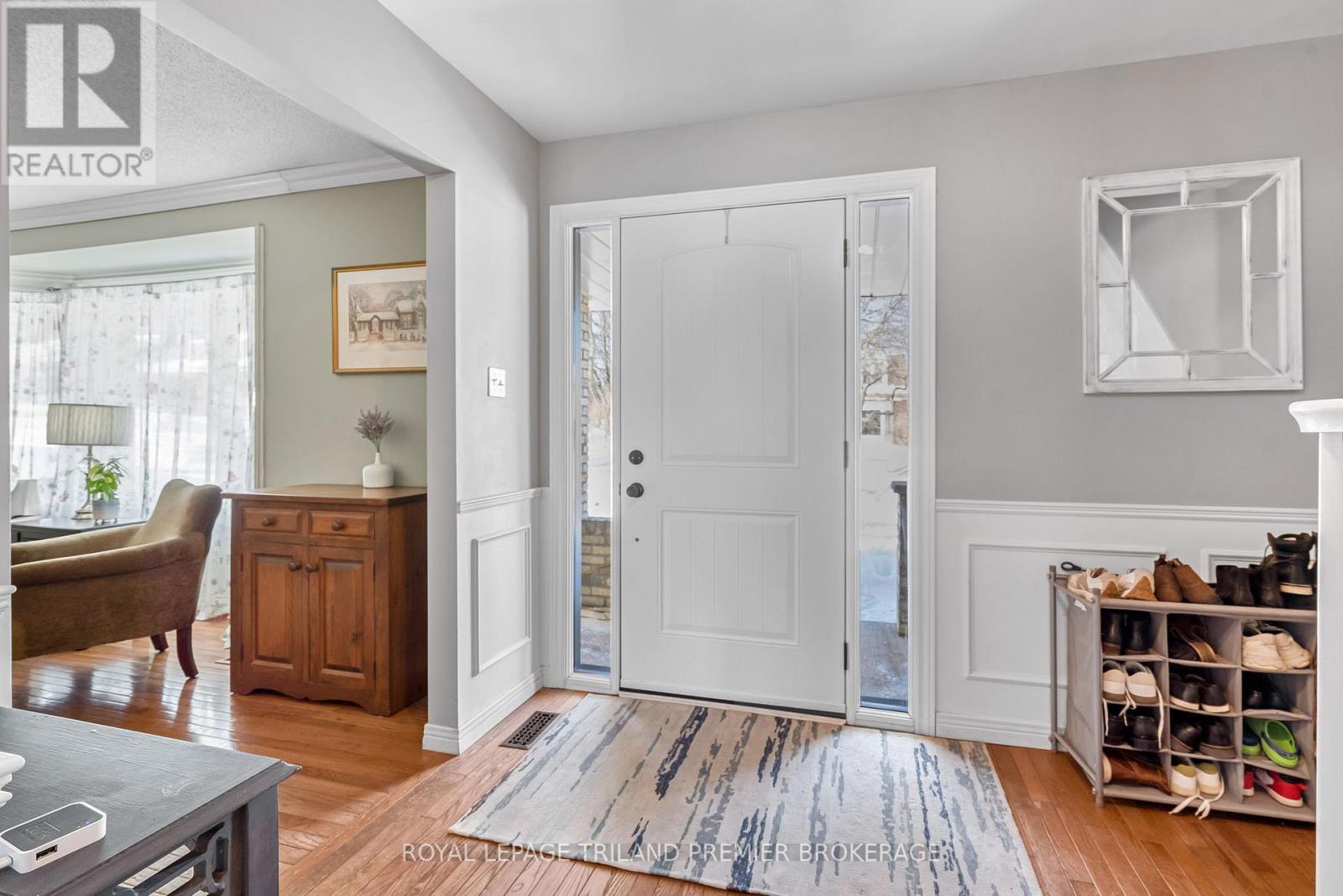 31 Foxcroft Crescent, London South, Ontario  N6K 3A3 - Photo 3 - X12793320