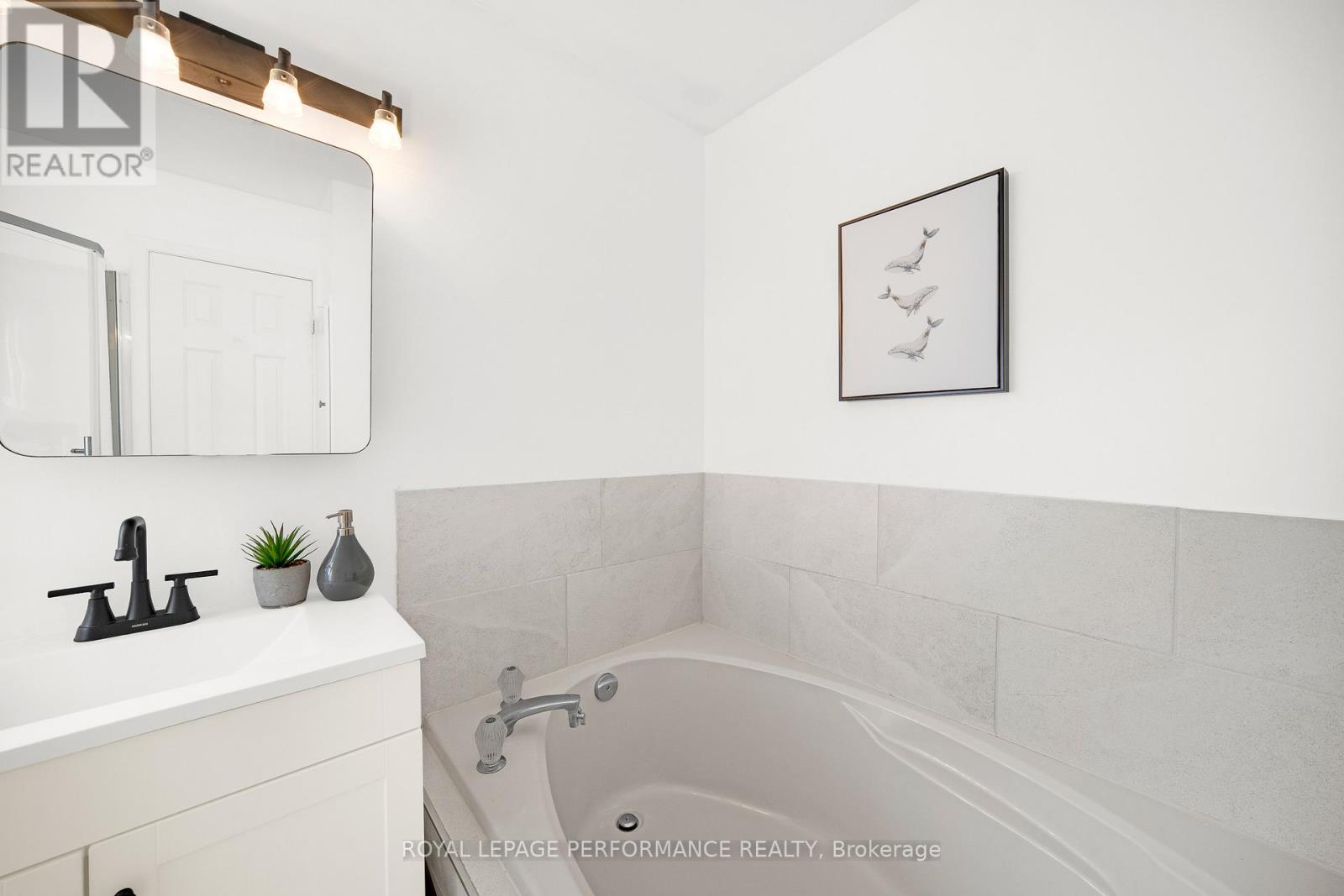 1557 Verchere Street, Ottawa, Ontario  K1C 7C7 - Photo 26 - X12793296