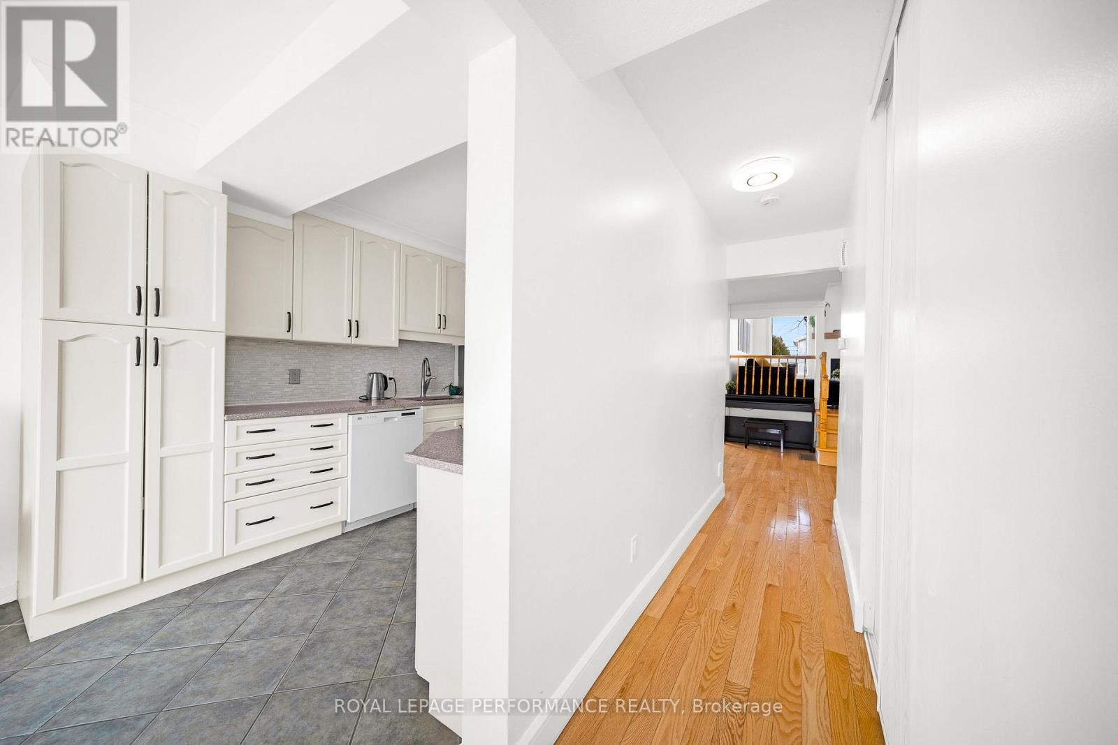 1557 Verchere Street, Ottawa, Ontario  K1C 7C7 - Photo 5 - X12793296