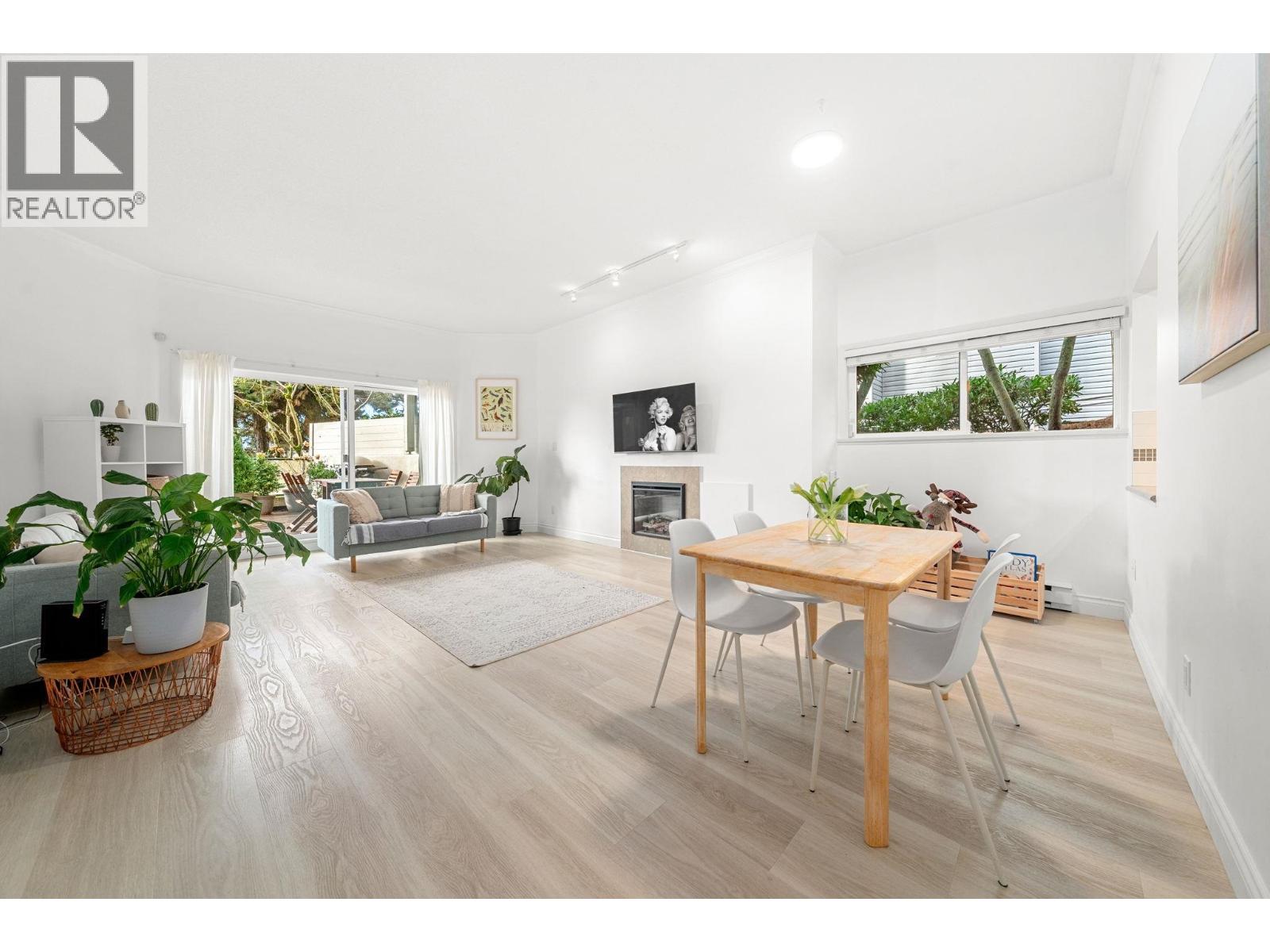 101 2408 Haywood Avenue, West Vancouver, British Columbia  V7V 1Y1 - Photo 1 - R3090231