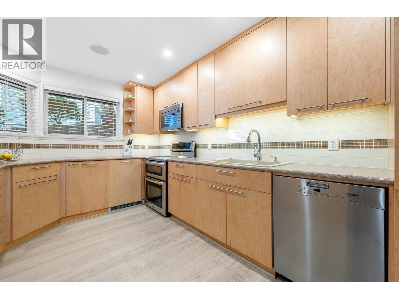 101 2408 Haywood Avenue, West Vancouver, British Columbia  V7V 1Y1 - Photo 17 - R3090231