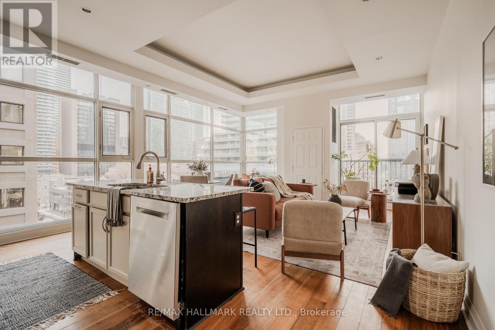 607 - 8 Wellesley Street E, Toronto, Ontario  M4Y 3B2 - Photo 3 - C12793444