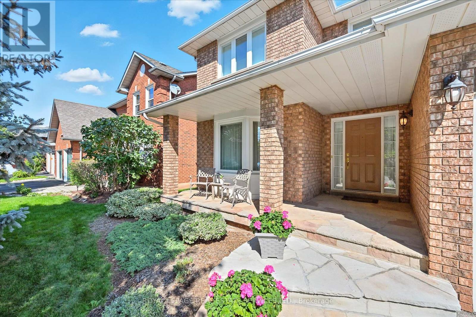 44 Inverhuron Trail, Oakville, Ontario  L6H 5Z7 - Photo 4 - W12793398