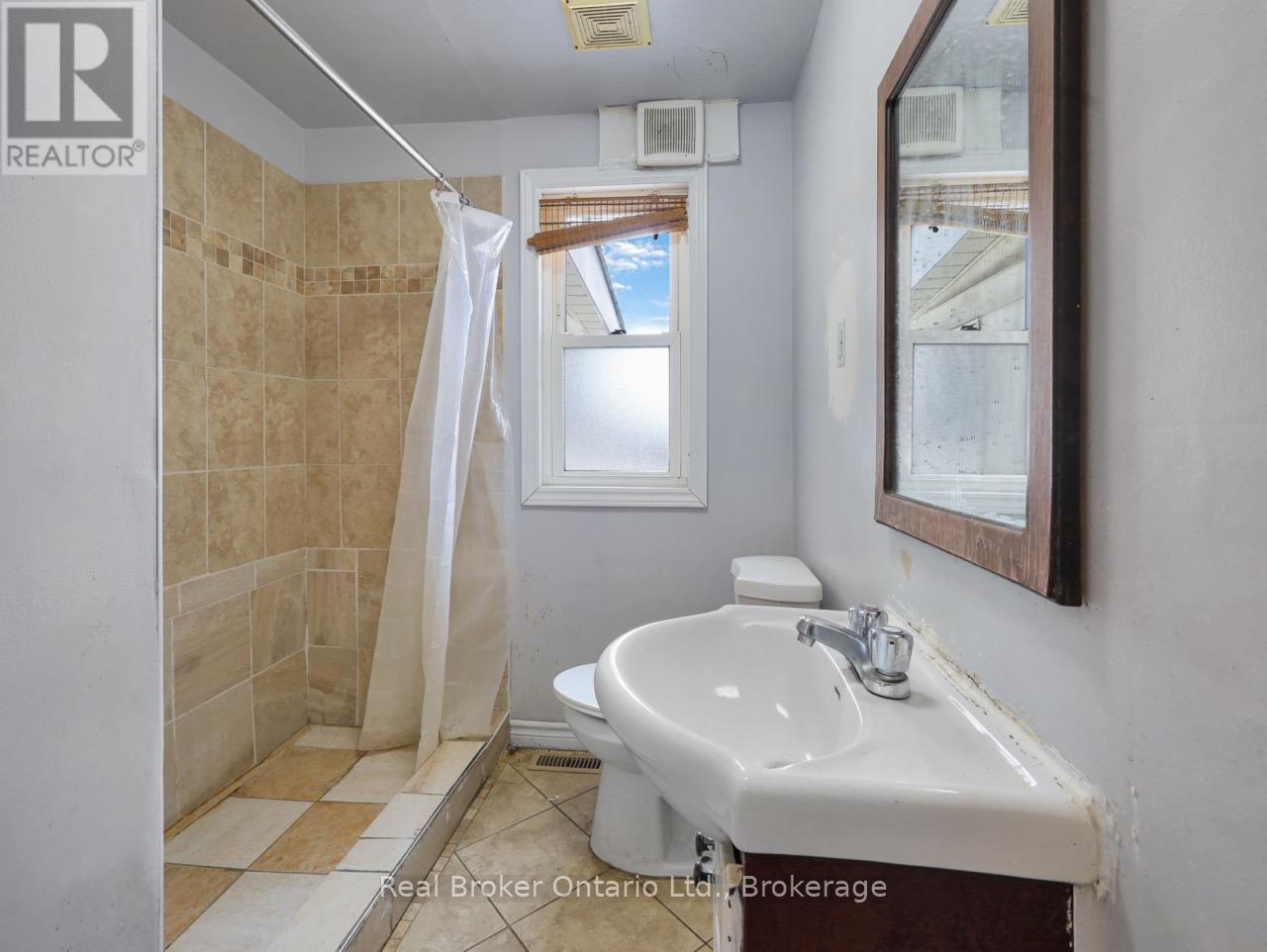 28 West 3rd Street, Hamilton, Ontario  L9C 3J7 - Photo 11 - X12793462