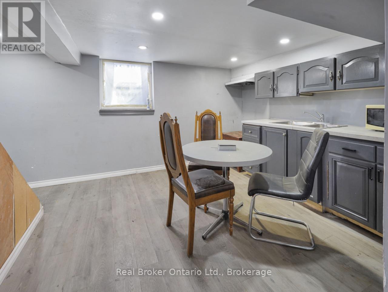 28 West 3rd Street, Hamilton, Ontario  L9C 3J7 - Photo 12 - X12793462