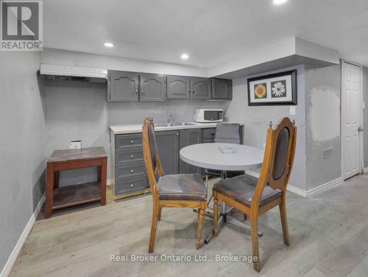 28 West 3rd Street, Hamilton, Ontario  L9C 3J7 - Photo 13 - X12793462