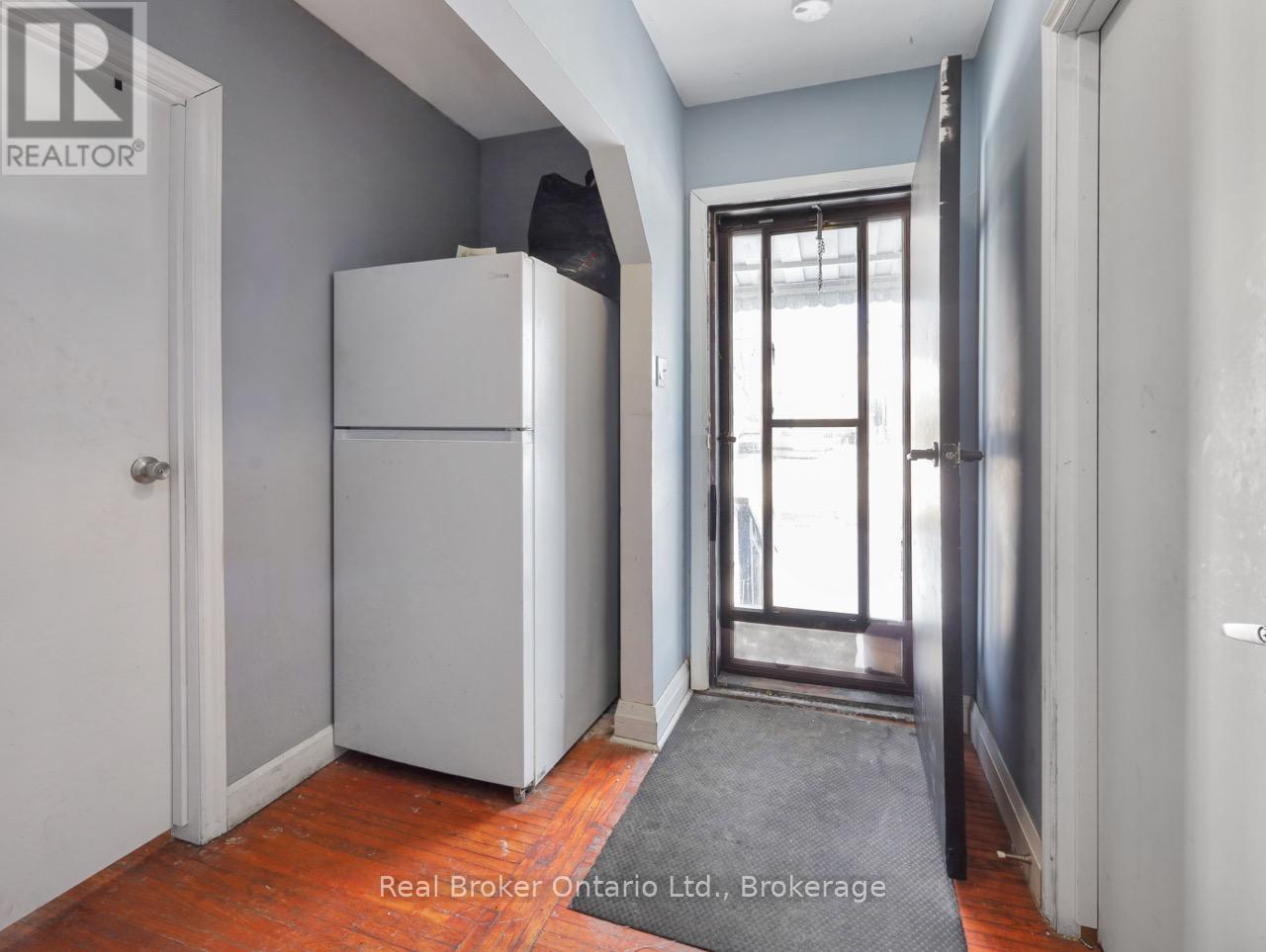 28 West 3rd Street, Hamilton, Ontario  L9C 3J7 - Photo 4 - X12793462