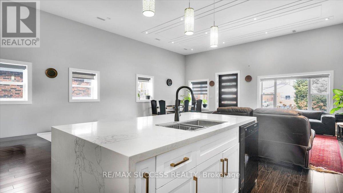 30 Maple Ave N Avenue, Mississauga, Ontario  L5H 2S1 - Photo 10 - W12789064