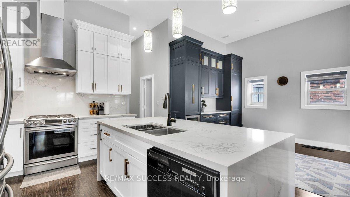 30 Maple Ave N Avenue, Mississauga, Ontario  L5H 2S1 - Photo 11 - W12789064