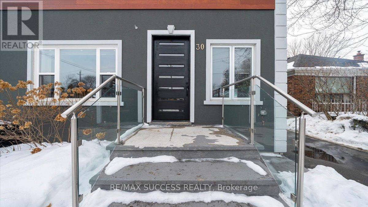 30 Maple Ave N Avenue, Mississauga, Ontario  L5H 2S1 - Photo 3 - W12789064