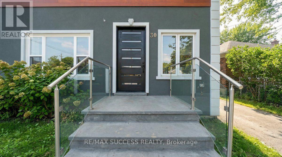 30 Maple Ave N Avenue, Mississauga, Ontario  L5H 2S1 - Photo 4 - W12789064