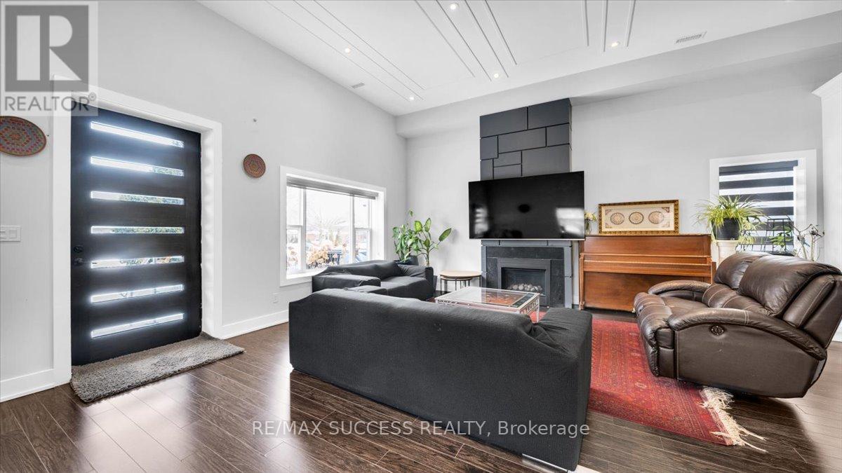 30 Maple Ave N Avenue, Mississauga, Ontario  L5H 2S1 - Photo 5 - W12789064