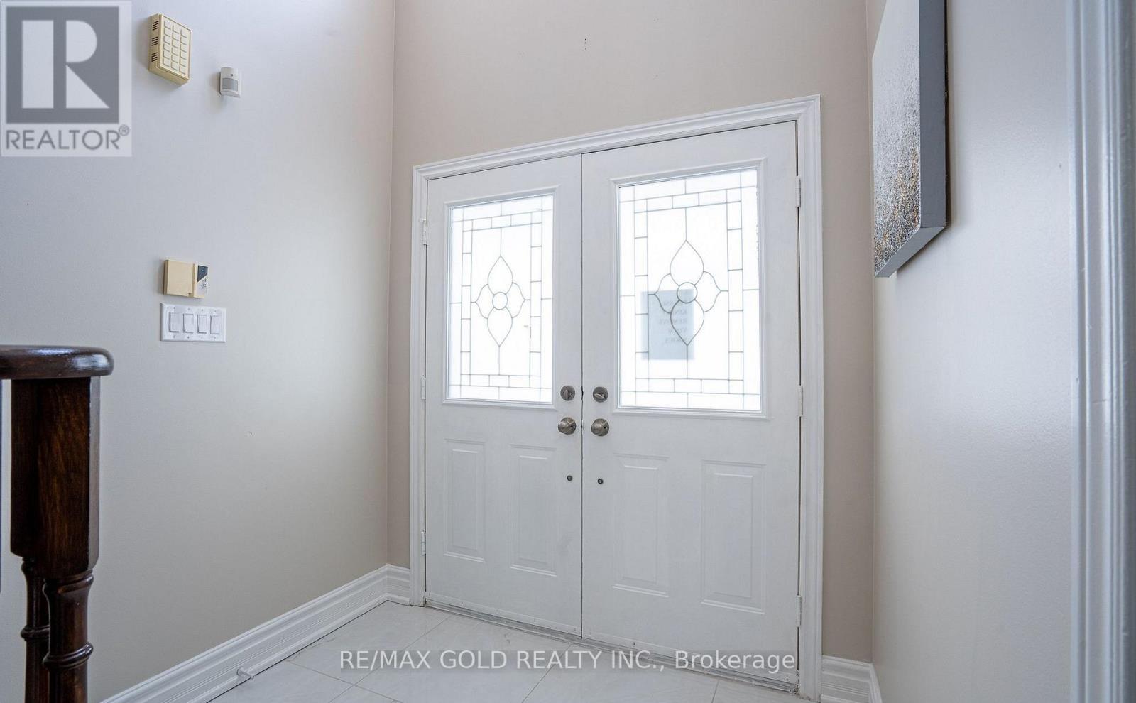 10 Leopard Gate, Brampton (Sandringham-Wellington), Ontario  L6R 2E5 - Photo 2 - W12792766