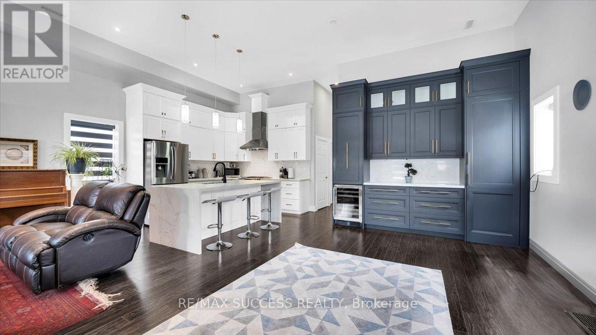 30 Maple Ave N Avenue, Mississauga, Ontario  L5H 2S1 - Photo 6 - W12789064