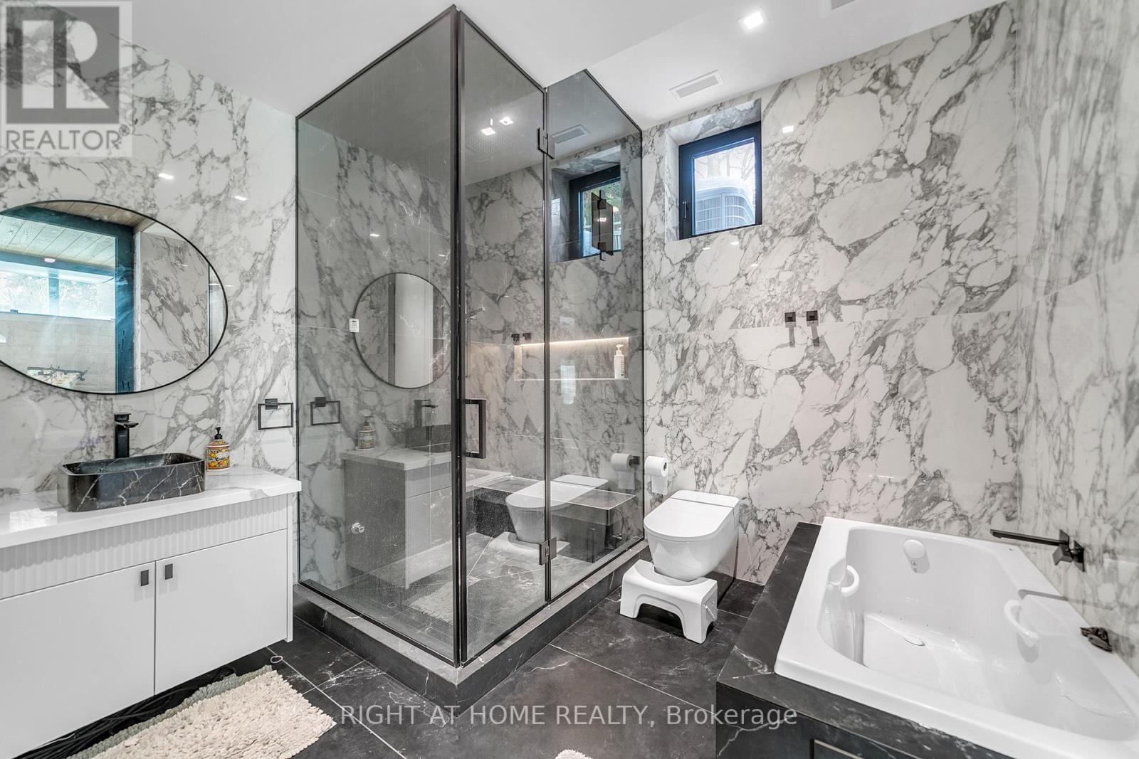 36 Fairway Heights Drive, Markham (Bayview Fairway-Bayview Country Club Estates), Ontario  L3T 3A8 - Photo 47 - N12793530