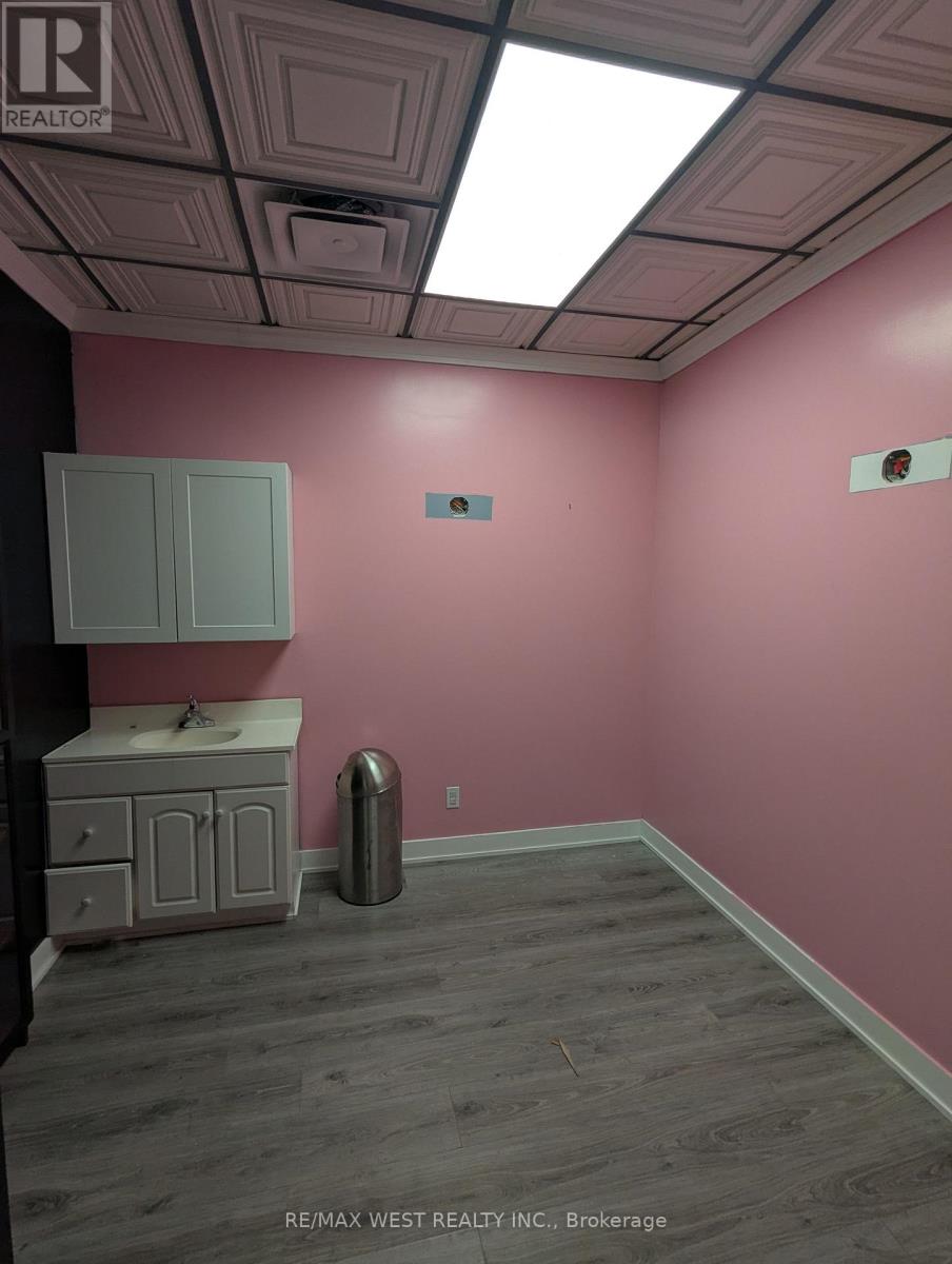 2 - 3267 Bloor Street W, Toronto, Ontario  M8X 1E2 - Photo 8 - W12578488