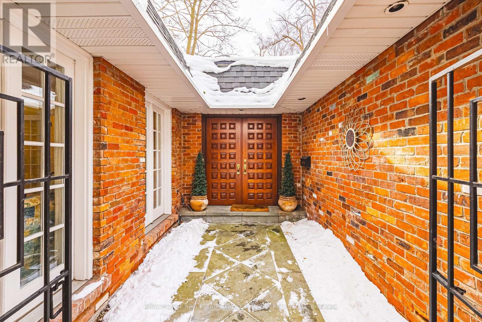 176 Charnwood Drive, Oakville, Ontario  L6J 5H1 - Photo 3 - W12793464