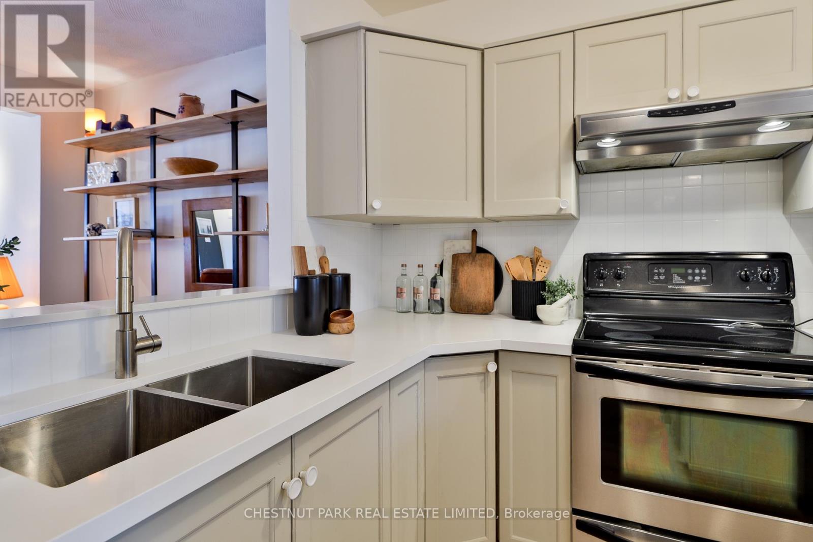 72 Watson Avenue, Toronto, Ontario  M6S 4E1 - Photo 17 - W12793580