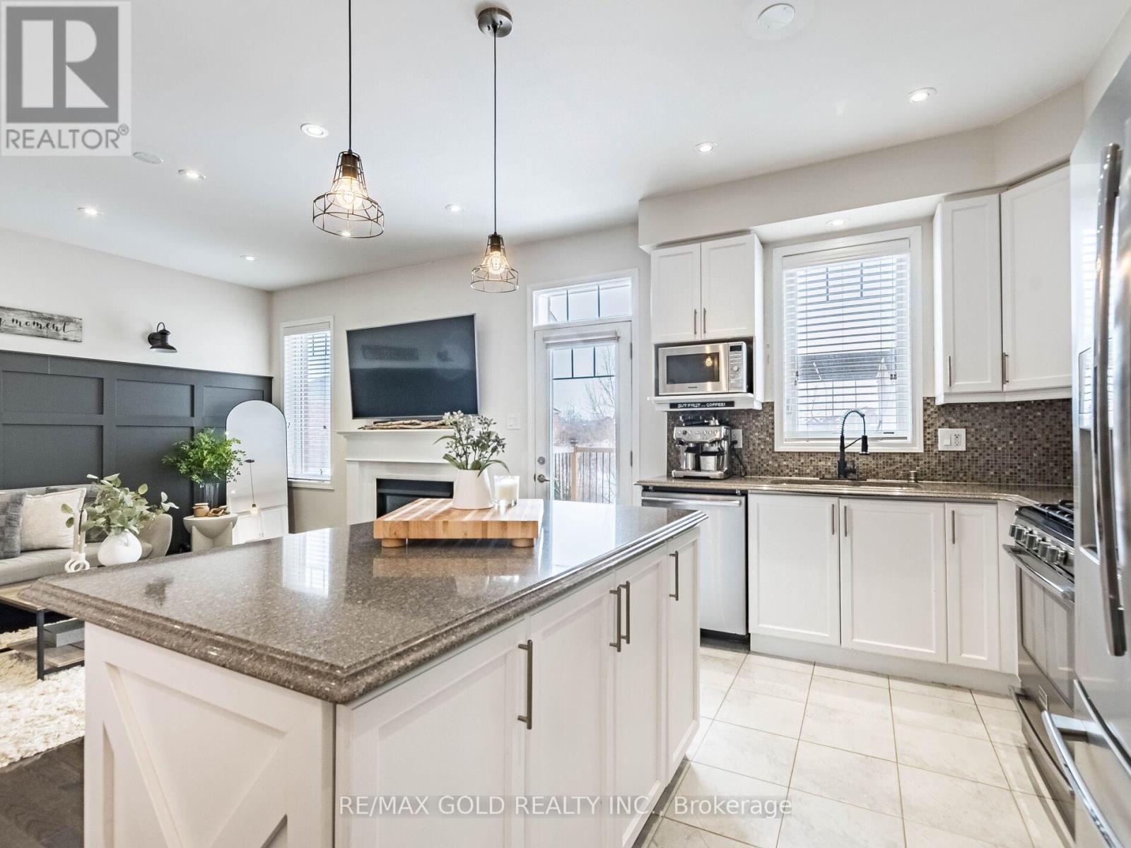 9 Polstar Road, Brampton, Ontario  L7A 4H1 - Photo 11 - W12793678