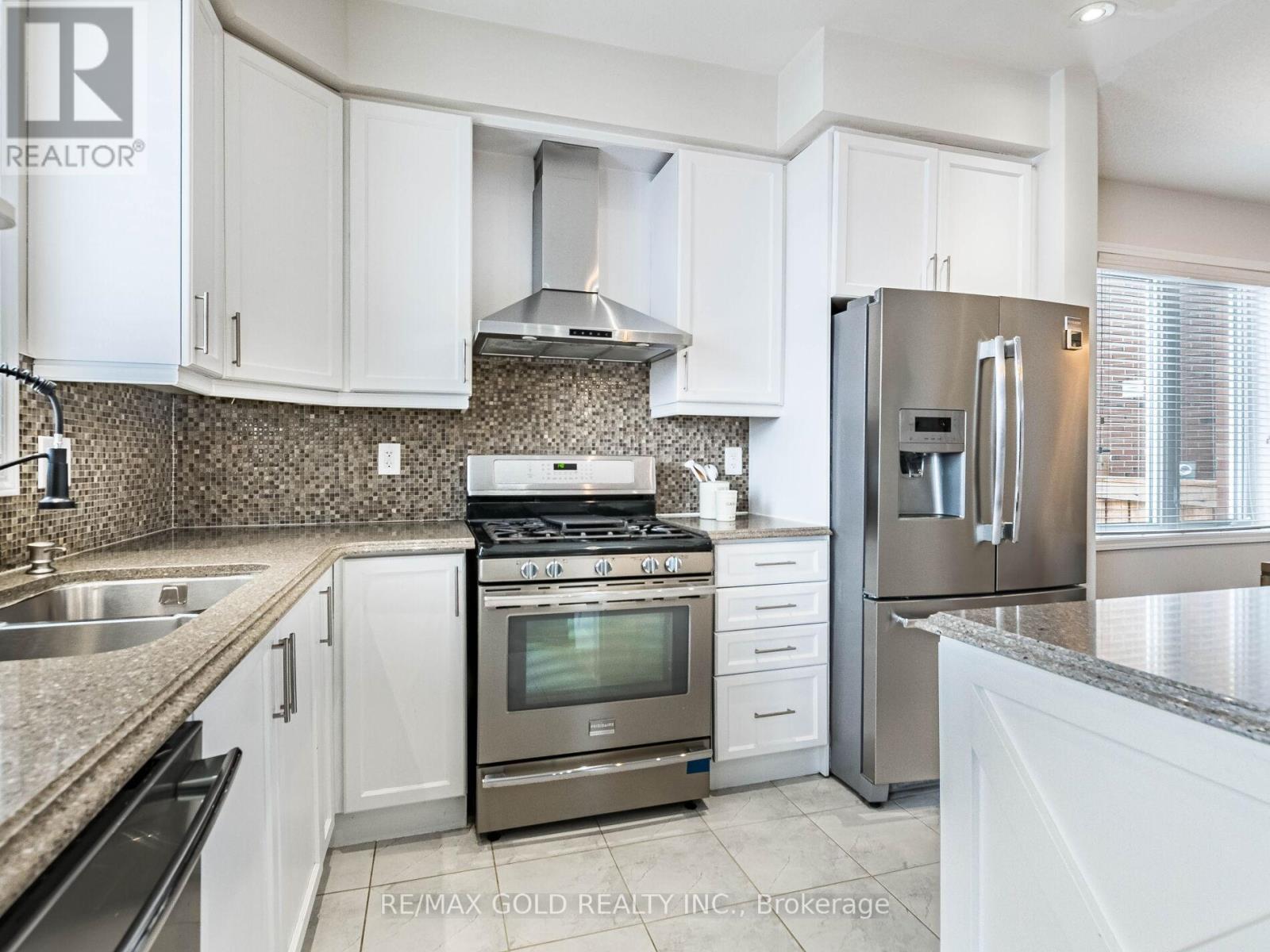 9 Polstar Road, Brampton, Ontario  L7A 4H1 - Photo 12 - W12793678