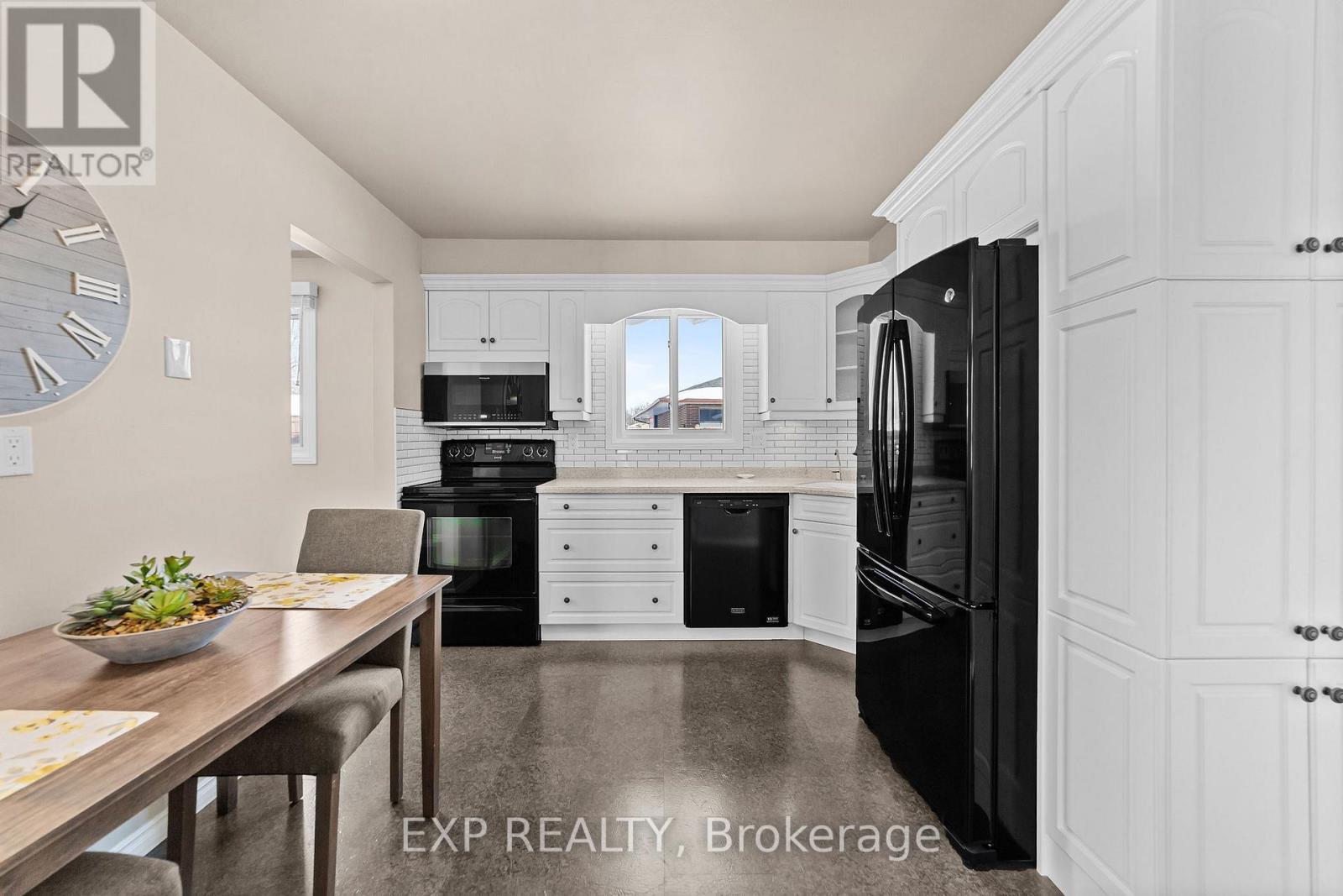 Photo 11 of 42 for 111 Roundhill Court