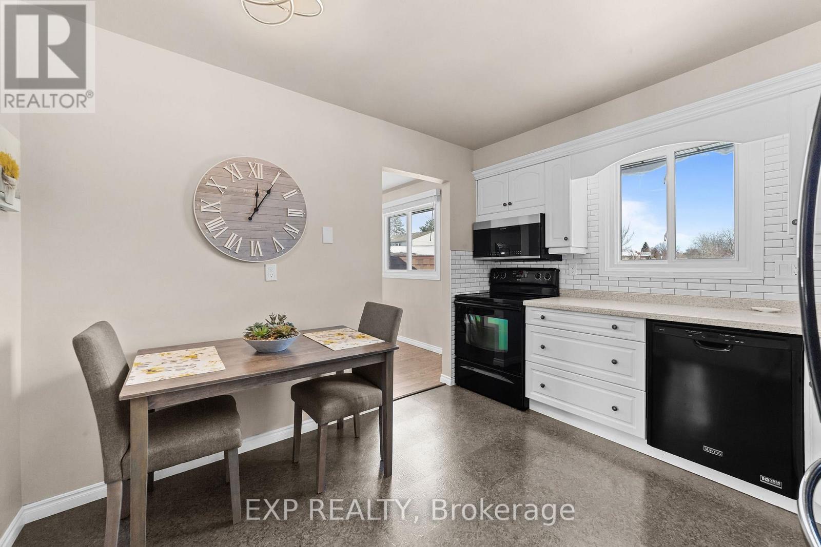 Photo 12 of 42 for 111 Roundhill Court