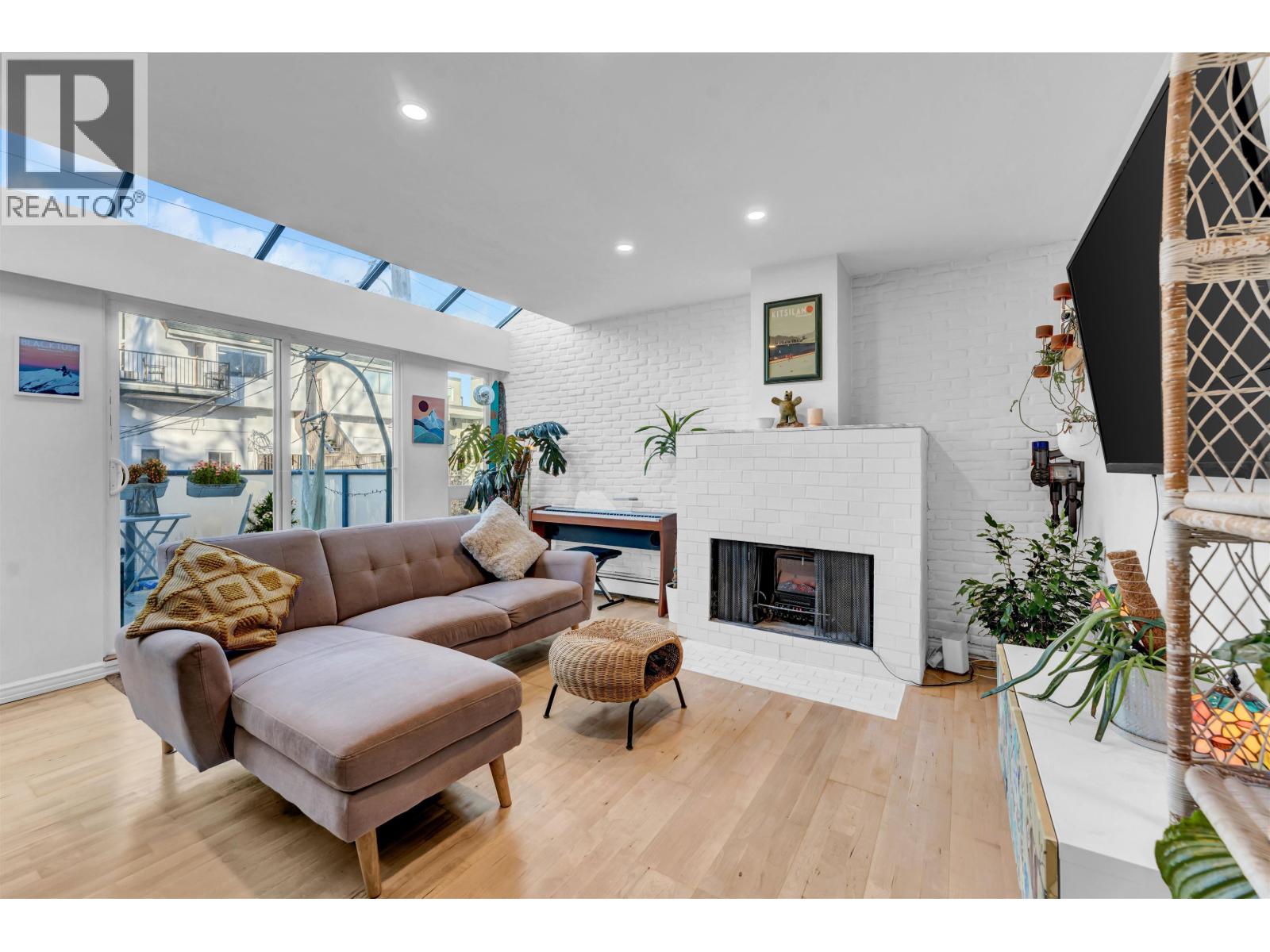 204 2125 York Avenue, Vancouver, British Columbia  V6K 1C4 - Photo 1 - R3090250