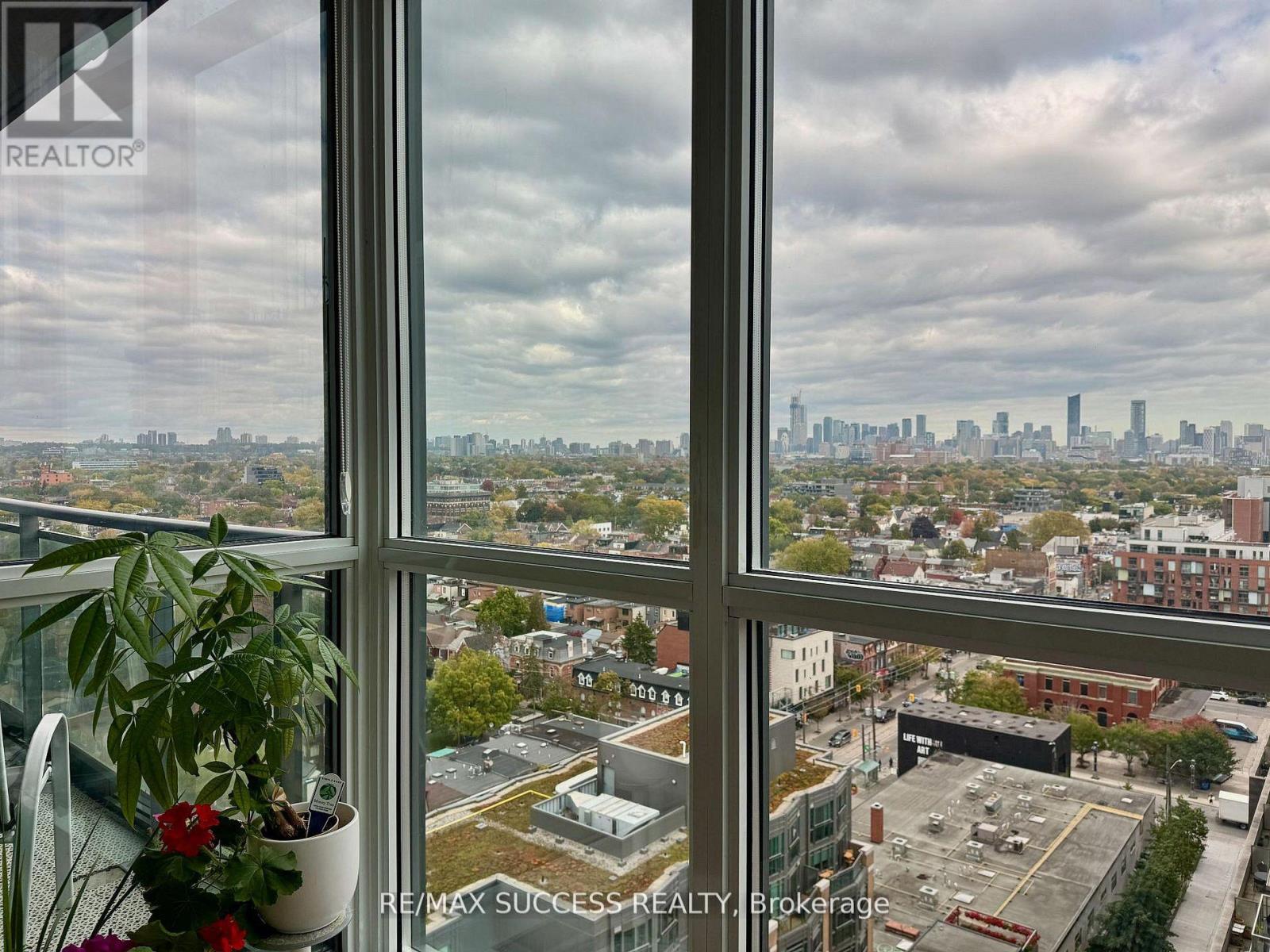 1605 - 1171 Queen Street W, Toronto, Ontario  M6J 0A5 - Photo 5 - C12793808