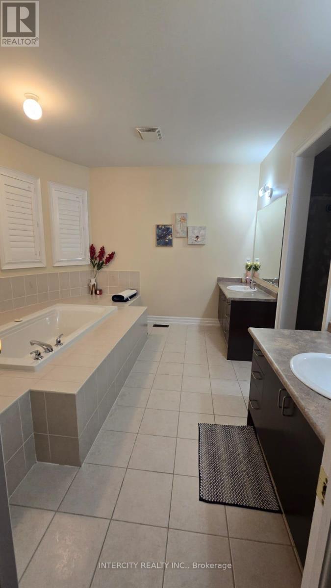 33 Kelways Circle, Brampton, Ontario  L6T 0A4 - Photo 11 - W12721180