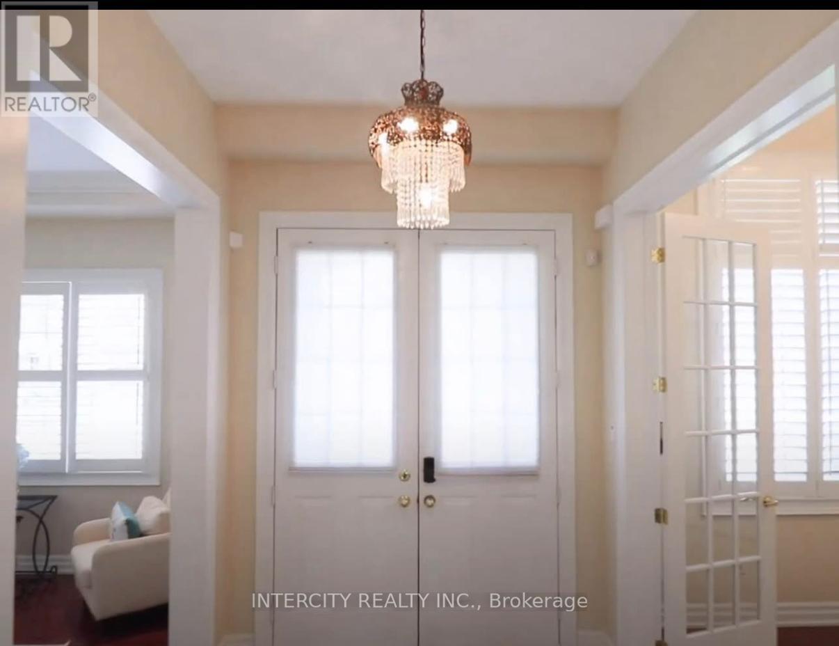 33 Kelways Circle, Brampton, Ontario  L6T 0A4 - Photo 2 - W12721180