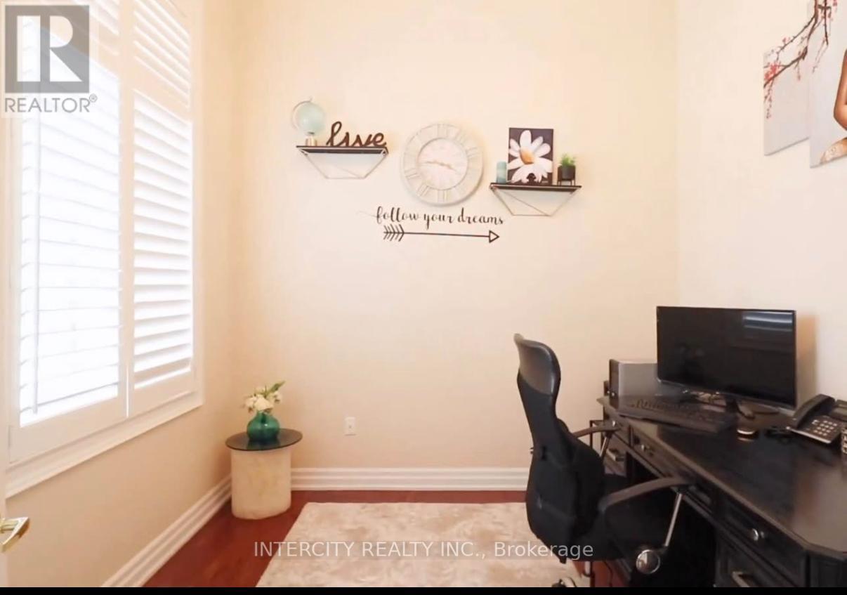 33 Kelways Circle, Brampton, Ontario  L6T 0A4 - Photo 3 - W12721180