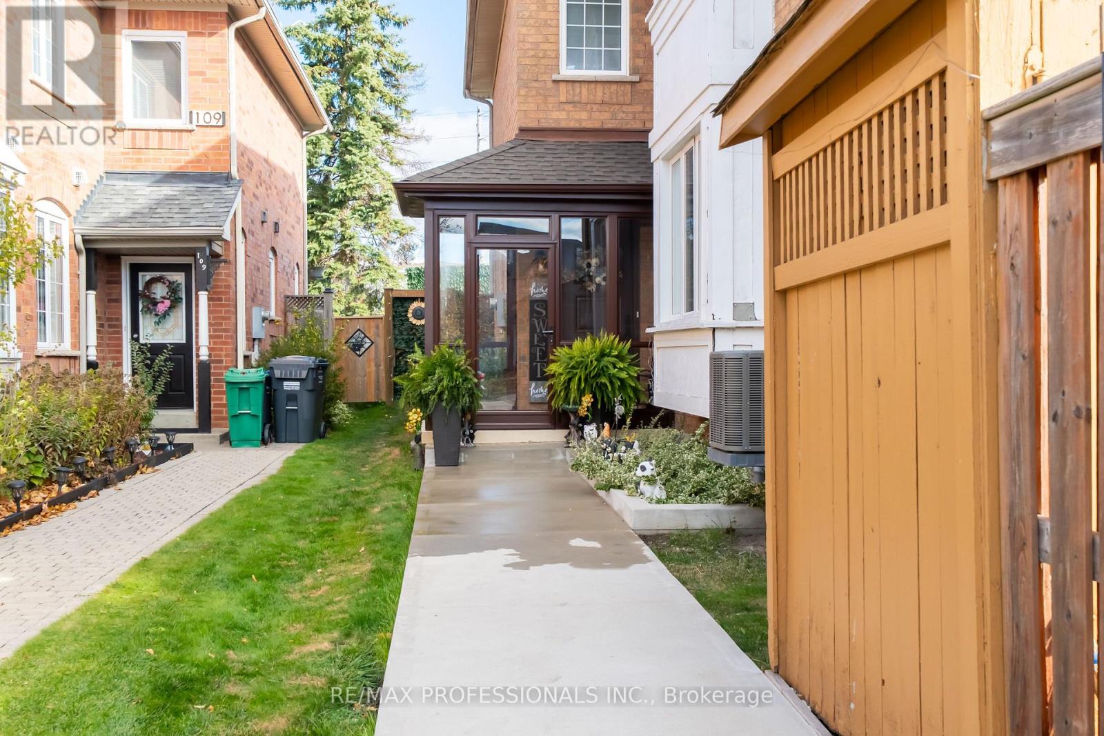 99 Desert Sand Drive, Brampton, Ontario  L6R 1V7 - Photo 2 - W12793776