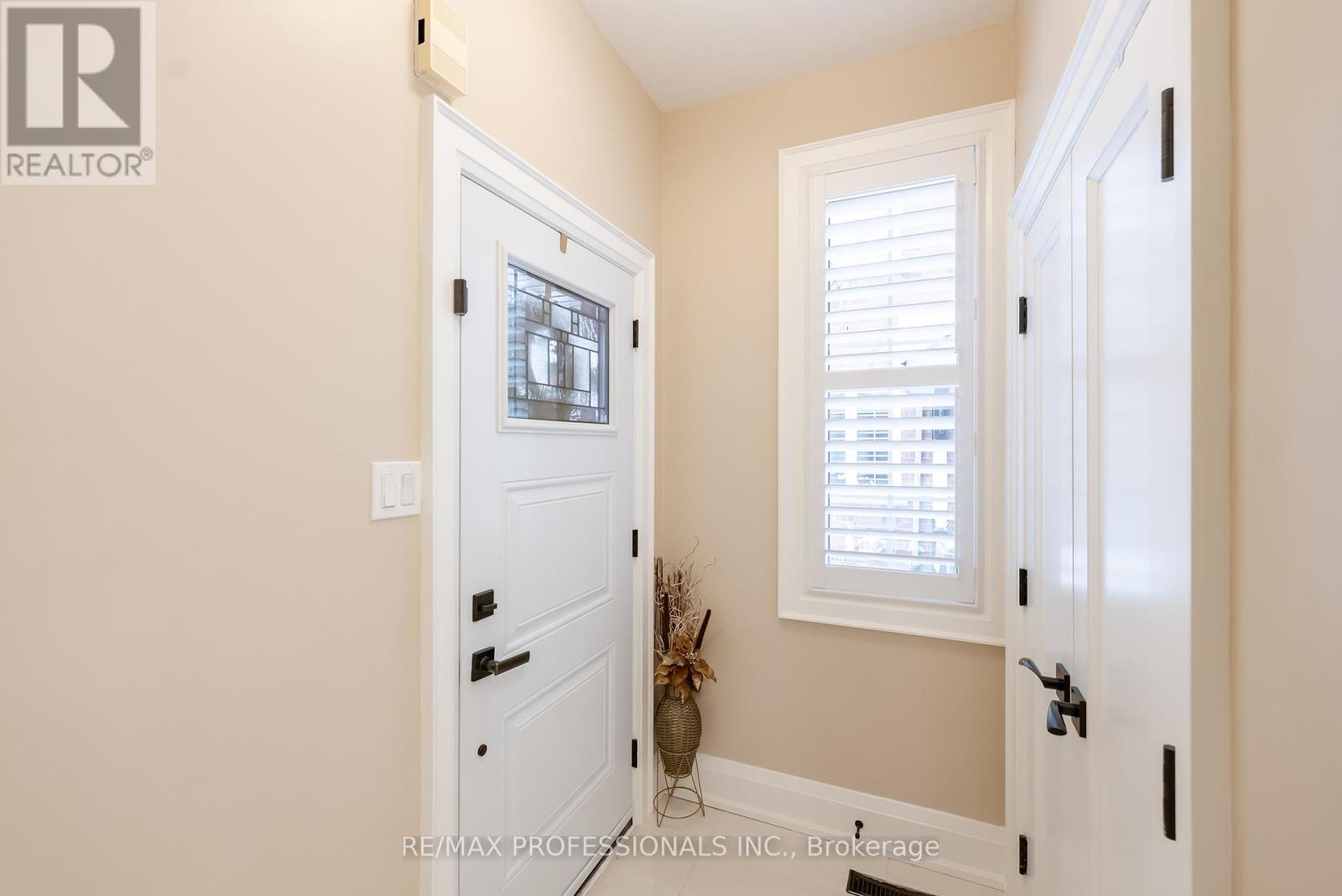 99 Desert Sand Drive, Brampton, Ontario  L6R 1V7 - Photo 4 - W12793776