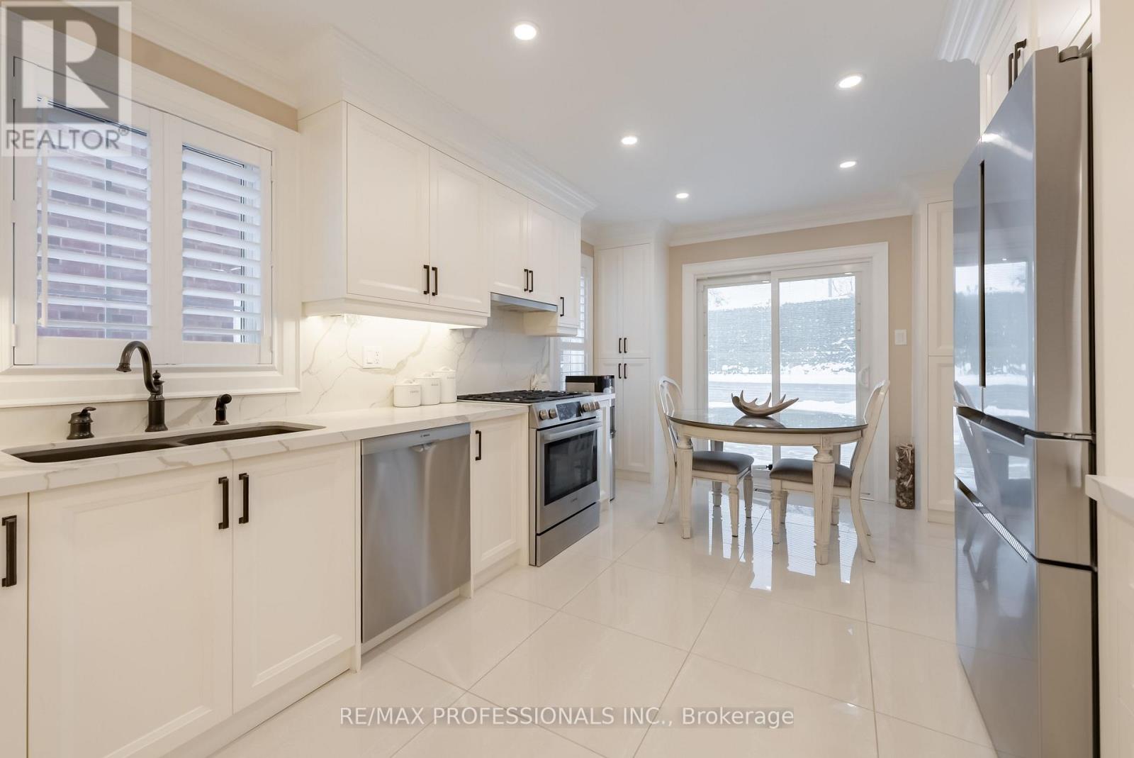 99 Desert Sand Drive, Brampton, Ontario  L6R 1V7 - Photo 7 - W12793776