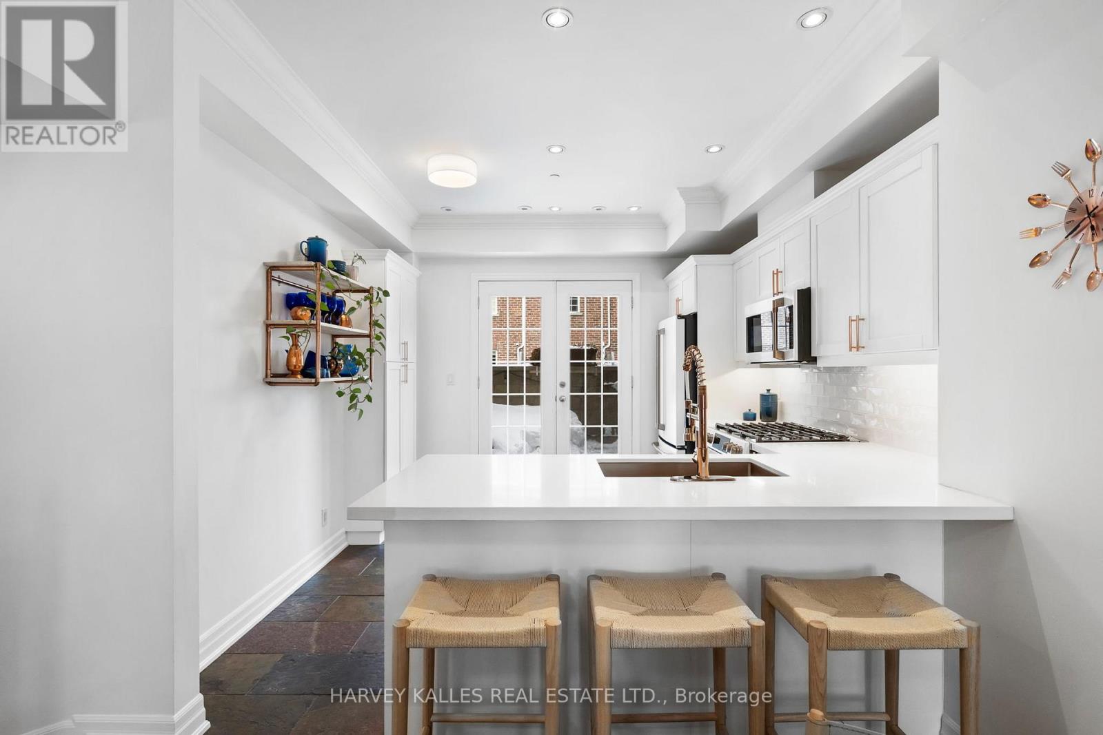 17 Peelar Mews, Toronto, Ontario  M8Y 0B1 - Photo 4 - W12793820