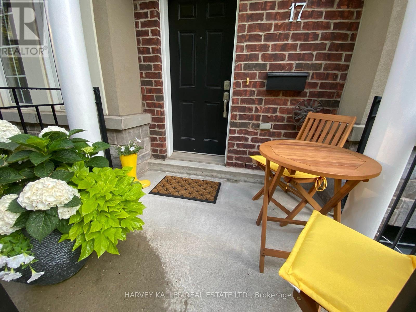 17 Peelar Mews, Toronto, Ontario  M8Y 0B1 - Photo 9 - W12793820