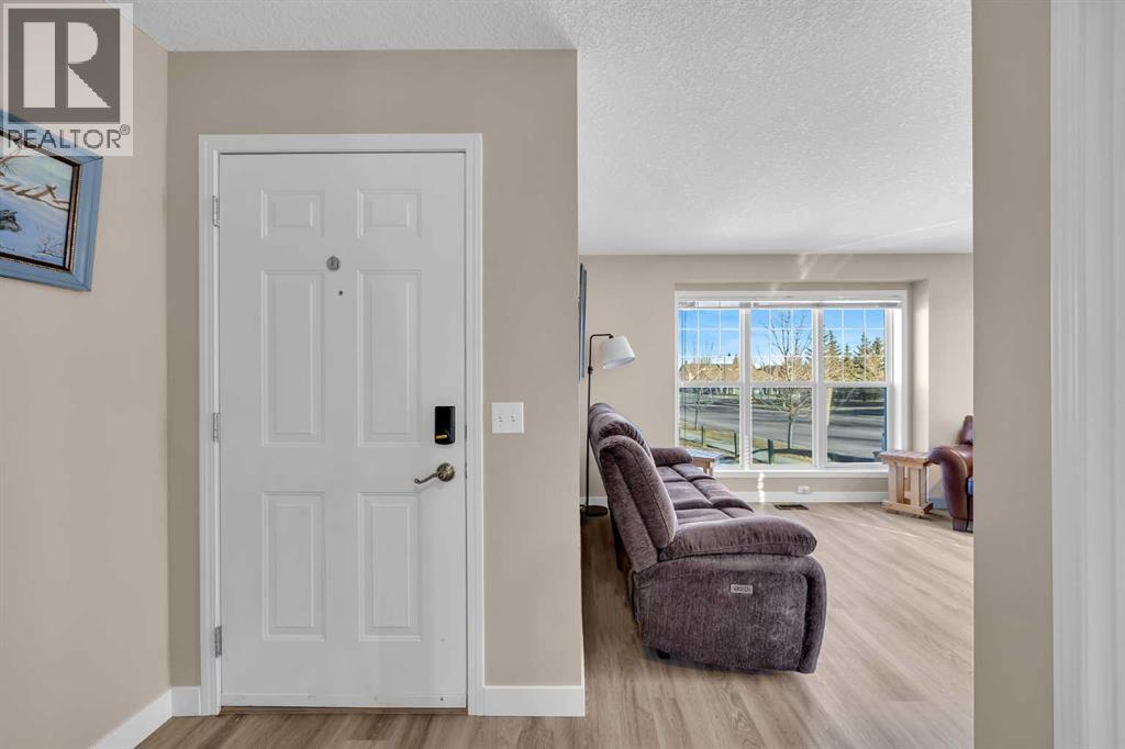 71 Eversyde Heath Sw, Calgary, Alberta  T2Y 4P8 - Photo 3 - A2285086