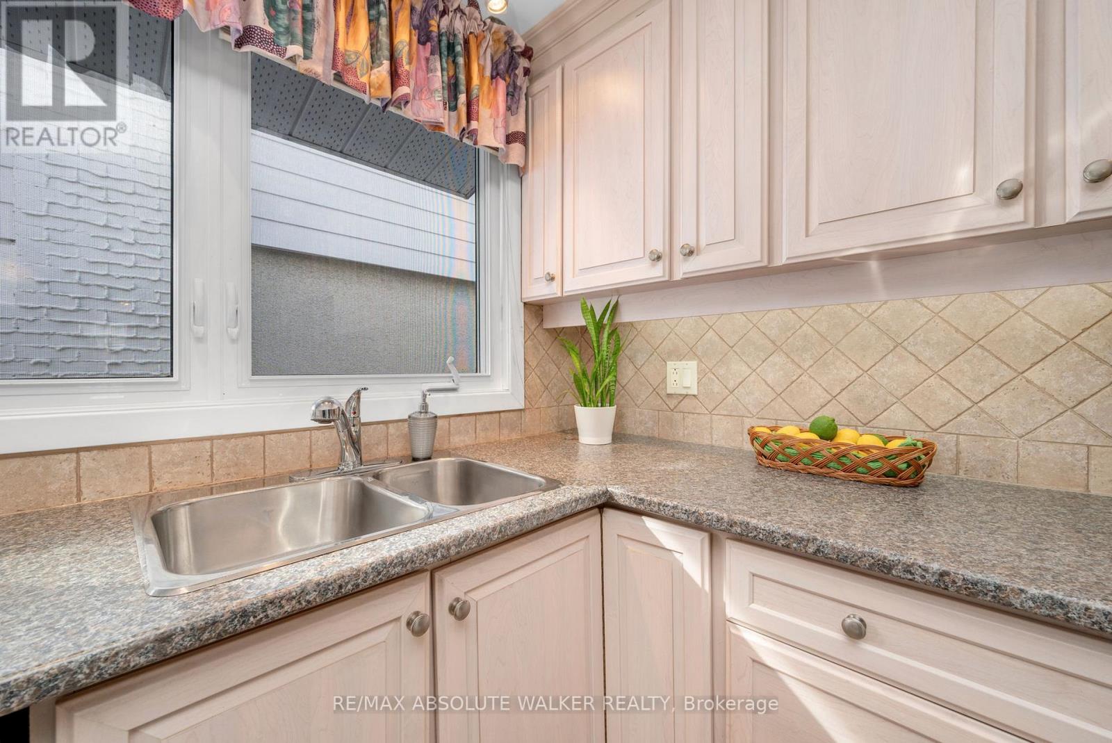 1851 Burfield Avenue, Ottawa, Ontario  K1J 6S9 - Photo 16 - X12793936