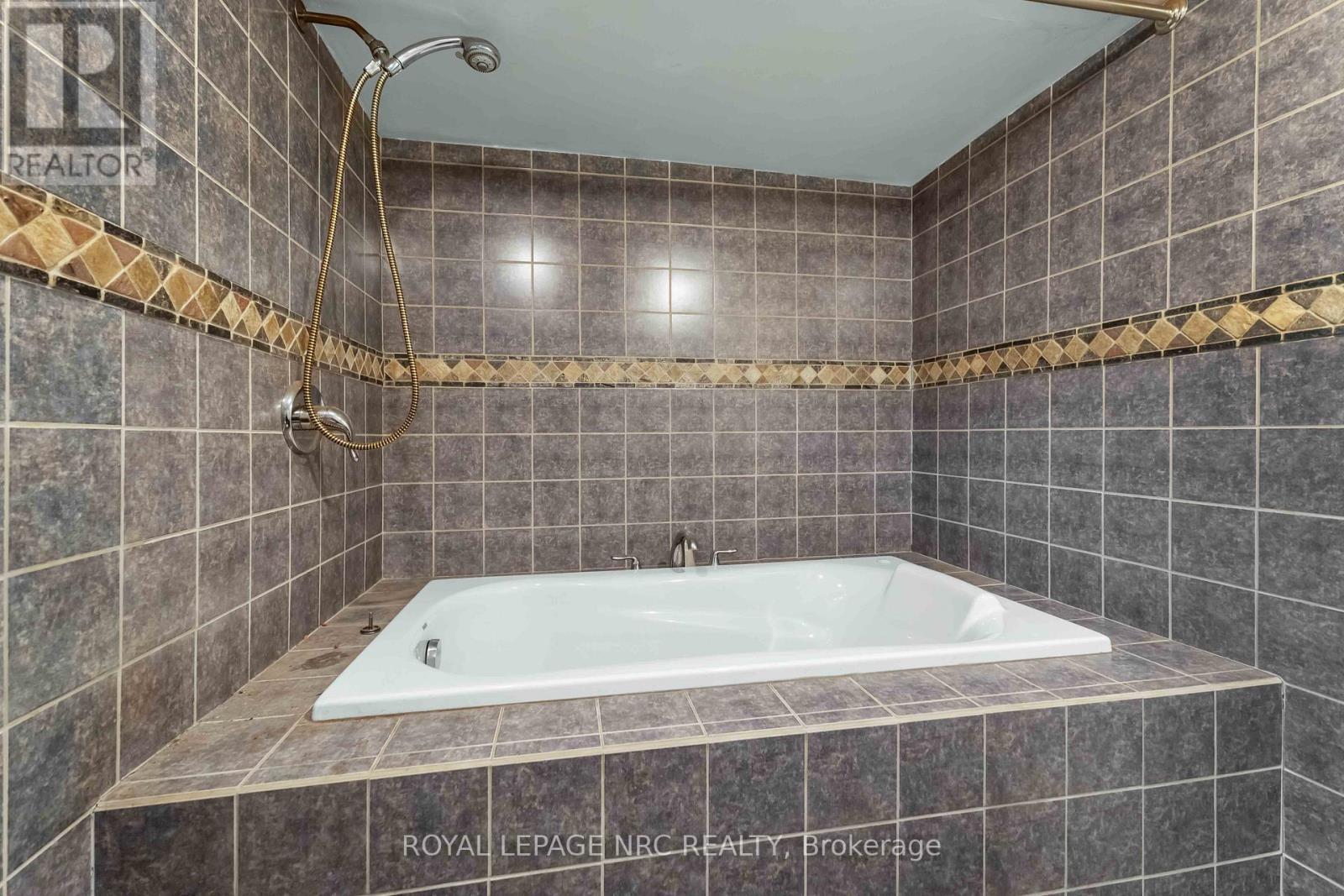 8025 Thorton Street, Niagara Falls (Ascot), Ontario  L2H 2C2 - Photo 34 - X12794096