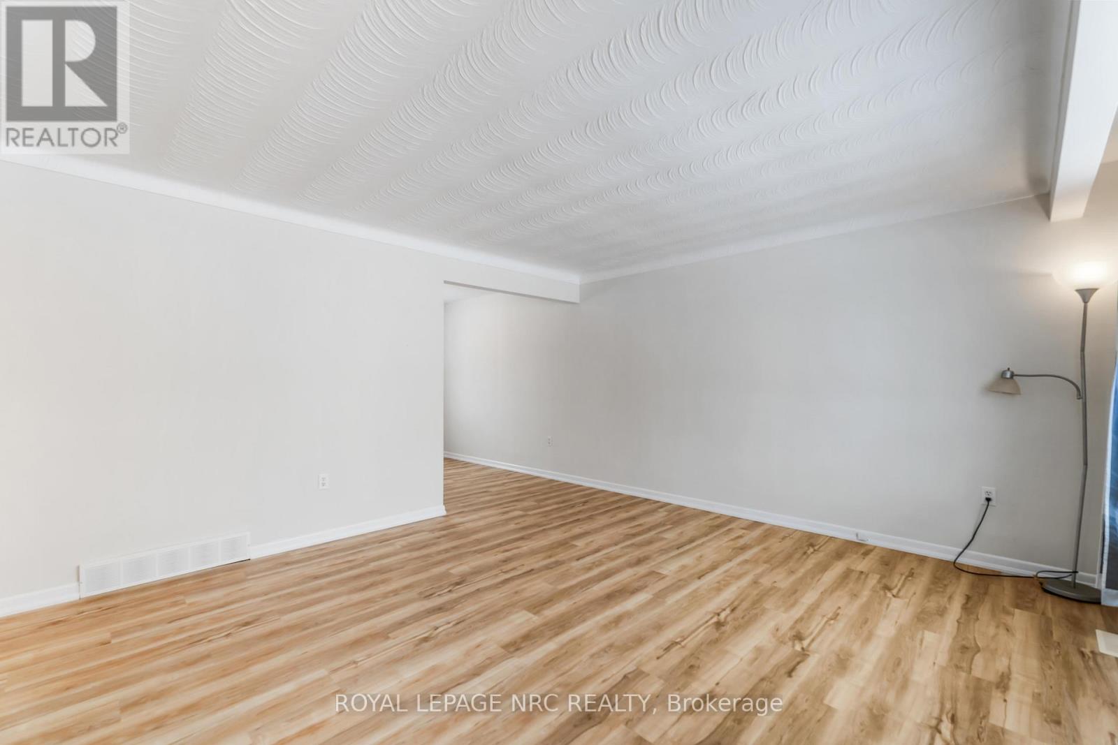 8025 Thorton Street, Niagara Falls (Ascot), Ontario  L2H 2C2 - Photo 9 - X12794096